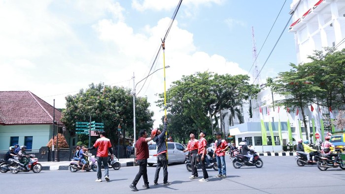 Kepala Dinas Kominfo Palembang, Adi Zahri mengecek perbaikan kabel semrawut di Jalan Merdeka
