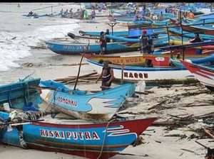 Perahu Nelayan-Fasilitas di Pantai Pangandaran Rusak Diterjang Ombak