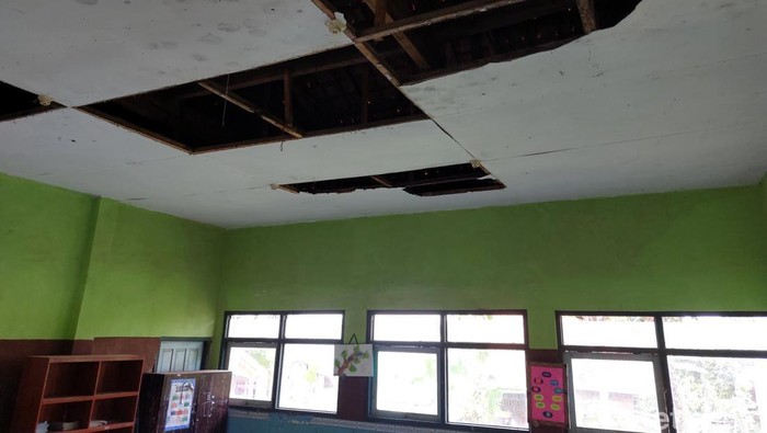 Kerusakan bangunan kelas di salah satu sekolah di Kabupaten Cirebon