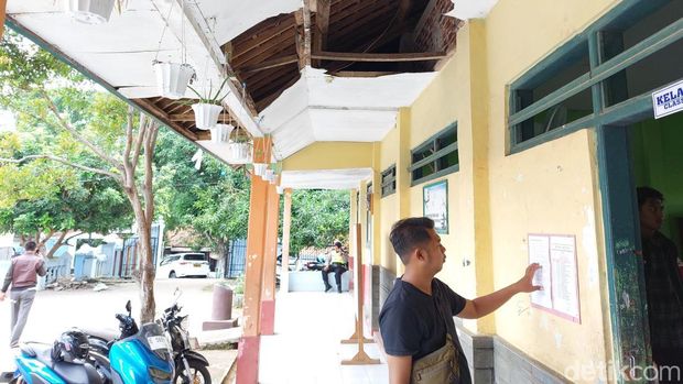 Kerusakan bangunan kelas di salah satu sekolah di Kabupaten Cirebon