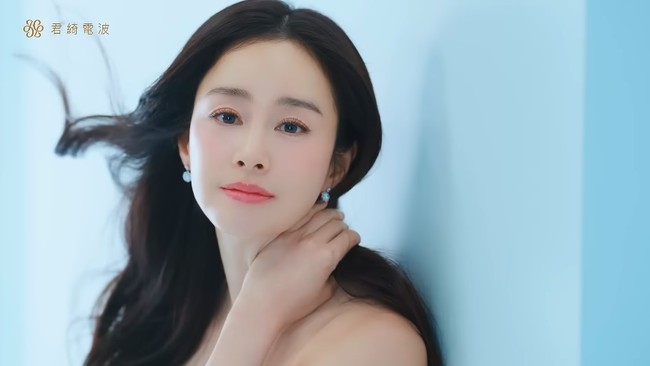 Menjadi brand ambassador terbaru merek kecantikan Taiwan, Jingchi, aktris ‘Hi Bye, Mama’ ini tampil mempesona saat menyapa penggemar.  “Sudah 13 tahun sejak aku terakhir kali mengunjungi Taiwan. Aku bahagia dan senang bisa menjadi model kali ini dan bertemu fansku lagi,” ujar. Foto: YouTube Jingchi