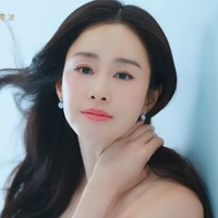 Menjadi brand ambassador terbaru merek kecantikan Taiwan, Jingchi, aktris ‘Hi Bye, Mama’ ini tampil mempesona saat menyapa penggemar.  “Sudah 13 tahun sejak aku terakhir kali mengunjungi Taiwan. Aku bahagia dan senang bisa menjadi model kali ini dan bertemu fansku lagi,” ujar. Foto: YouTube Jingchi