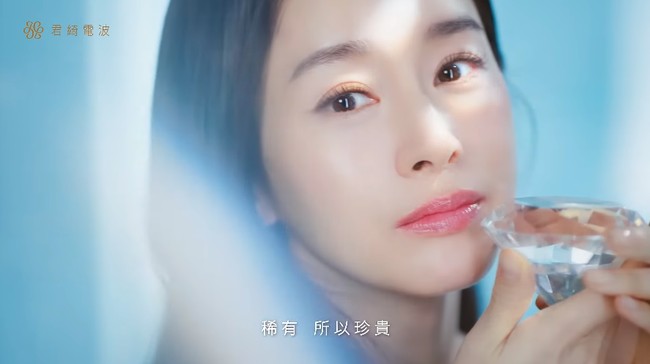 Penampilan menawan Kim Tae Hee selalu dinantikan. Hampir lima tahun absen dari dunia akting, aktris Korea itu baru-baru ini muncul dalam iklan brand kecantikan. Foto: YouTube Jingchi