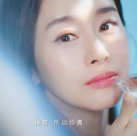 Penampilan menawan Kim Tae Hee selalu dinantikan. Hampir lima tahun absen dari dunia akting, aktris Korea itu baru-baru ini muncul dalam iklan brand kecantikan. Foto: YouTube Jingchi