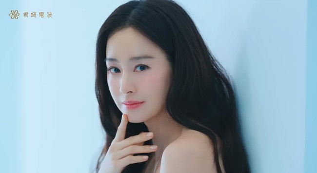 “Apakah dia benar-benar manusia?” “Aku mau bertanya apakah dia benar-benar berusia 40an,” “Memang kelas Kim Tae Hee,” tulis netizen. Foto: YouTube Jingchi