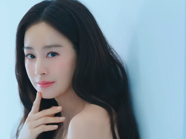 Penampilan Terbaru Kim Tae Hee Jadi Bintang Iklan Kecantikan di Usia 45 Tahun