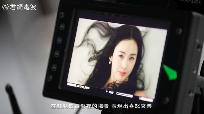 Dalam video di balik layar, terungkap bahwa kecantikan pemain ’Stairway to Heaven’ ini memang sama cantiknya seperti di layar. Foto: YouTube Jingchi