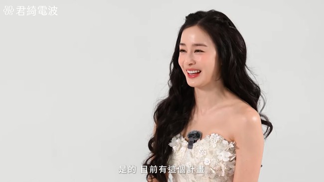 Kim Tae Hee pun bicara mengenai kecantikan natural. “Aku pikir kecantikan natural adalah kecantikan yang paling spesial. Aku percaya penting untuk selalu fokus pada individualitas dan pesona masing-masing, kecantikan unik dari setiap orang tidak bisa diimitasi,” katanya.  Foto: YouTube Jingchi