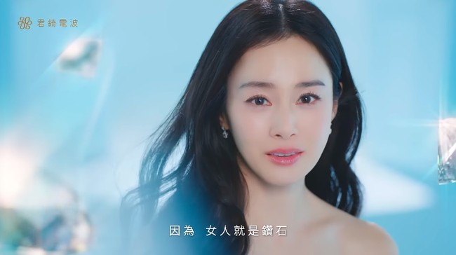 Penampilan menawan Kim Tae Hee selalu dinantikan. Setelah hampir lima tahun absen dari dunia akting, istri Rain itu baru-baru ini bikin heboh ketika muncul dalam iklan brand kecantikan. Dalam video, ia terlihat tidak menua meski usianya kini sudah menginjak usia 45 tahun. Foto: YouTube Jingchi