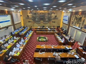 Rapat dengan BGN, Legislator Kritik Ribuan Food Tray MBG Impor dari China