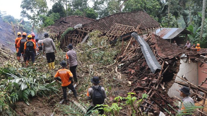 Kondisi beberapa rumah warga yang rusak berat akibat tanah longsor.