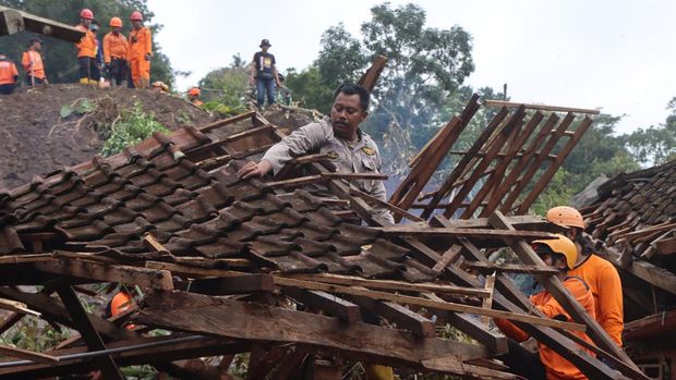 Kondisi beberapa rumah warga yang rusak berat akibat tanah longsor.