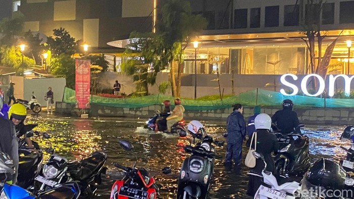 Kondisi Jalan Imam Bonjol, Kelurahan Purwosari, Kecamatan Semarang Utara, Kota Semarang, yang terendam banjir akibat hujan deras, Rabu (21/5/2025).