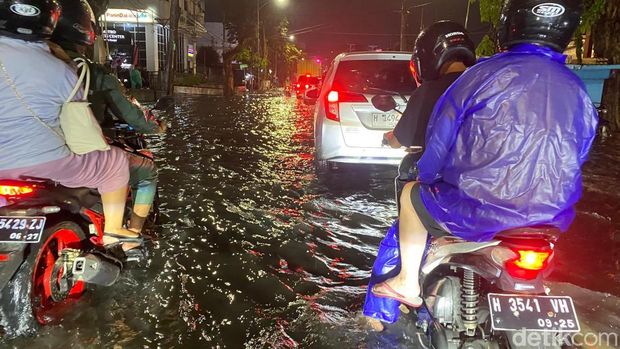 Kondisi Jalan Imam Bonjol, Kelurahan Purwosari, Kecamatan Semarang Utara, Kota Semarang, yang terendam banjir akibat hujan deras, Rabu (21/5/2025).