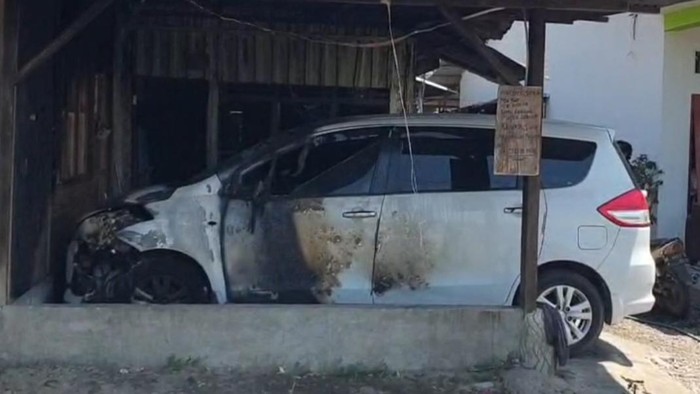 Kondisi mobil Surya yang diduga dibakar OTK. (Foto: Istimewa).