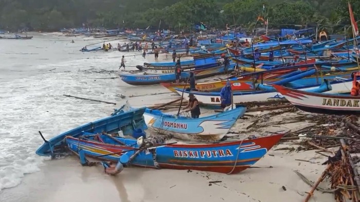 Kondisi perahu nelayan rusak akibat nekat melaut