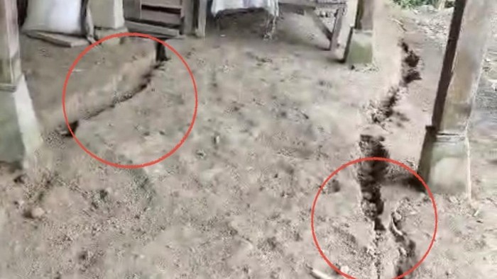 Kondisi retakan tanah rumah warga di Dusun Ratte Poton, Desa Suppirang, Kabupaten Pinrang.