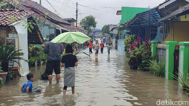 Kondisi rumah di Panumbangan Ciamis yang kerap tergenang banjir luapan Sungai Citanduy atau sungai kecil saat hujan deras setiap tahunnya.