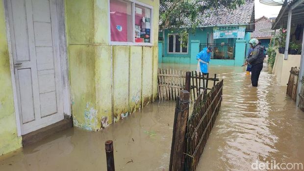 Kondisi rumah di Panumbangan Ciamis yang kerap tergenang banjir luapan Sungai Citanduy atau sungai kecil saat hujan deras setiap tahunnya.