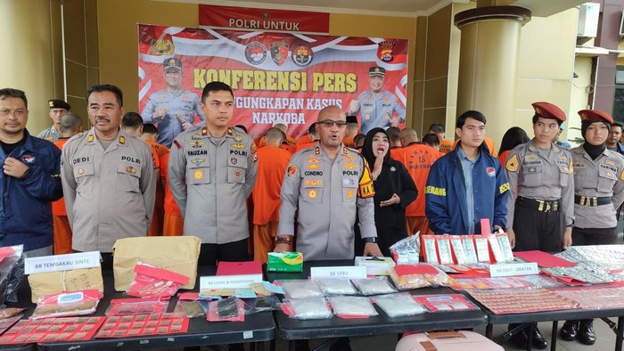 Konferensi pers penangkapan kurir hingga bandar narkoba dan obat keras di Polres Serang, Banten, Rabu (21/5/2025).
