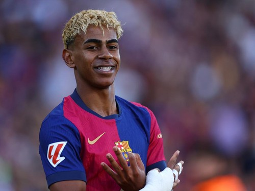 Soccer Football - LaLiga - FC Barcelona v Villarreal - Estadi Olimpic Lluis Companys, Barcelona, Spain - May 18, 2025   FC Barcelonas Lamine Yamal celebrates scoring their first goal REUTERS/Albert Gea