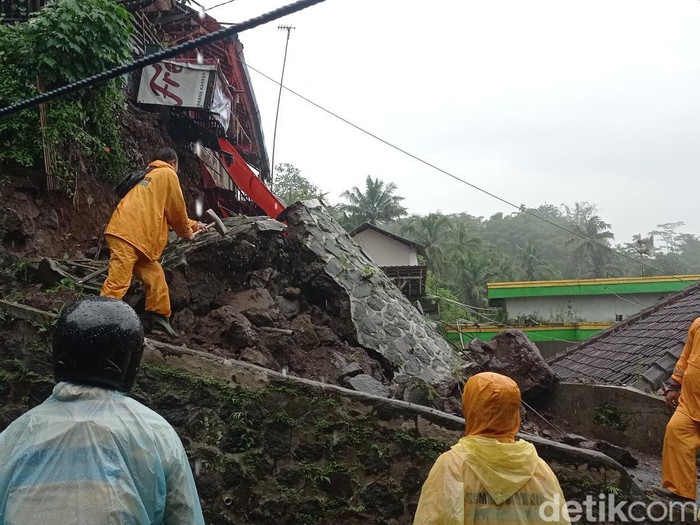 Longsor di Tasikmalaya
