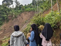 Detik-detik Longsor Besar Timbun 3 Rumah Warga Trenggalek