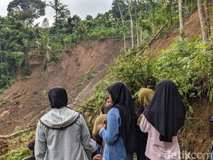 Detik-detik Longsor Besar Timbun 3 Rumah Warga Trenggalek