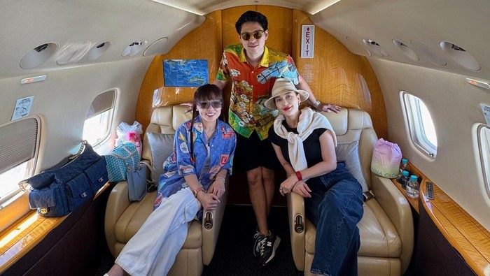 Luna Maya Luna Maya bersama Maxime Bouttier dan sahabat, Silvia Kurniady di jet pribadi.