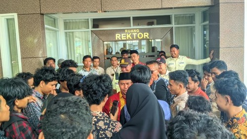 Mahasiswa demo di rektorat UIN Mataram mendesak dosen cabul dipecat, Rabu (21/5/2025). (Istimewa)