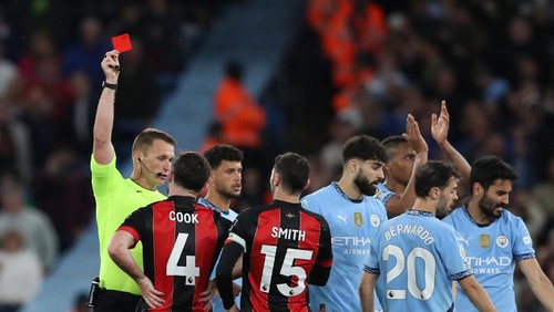 Soccer Football - Premier League - Manchester City v AFC Bournemouth - Etihad Stadium, Manchester, Britain - May 20, 2025 AFC Bournemouths Lewis Cook is shown a red card by referee Thomas Bramall REUTERS/Scott Heppell EDITORIAL USE ONLY. NO USE WITH UNAUTHORIZED AUDIO, VIDEO, DATA, FIXTURE LISTS, CLUB/LEAGUE LOGOS OR LIVE SERVICES. ONLINE IN-MATCH USE LIMITED TO 120 IMAGES, NO VIDEO EMULATION. NO USE IN BETTING, GAMES OR SINGLE CLUB/LEAGUE/PLAYER PUBLICATIONS. PLEASE CONTACT YOUR ACCOUNT REPRESENTATIVE FOR FURTHER DETAILS..