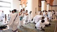 Di Masjid Al-Miqat, jemaah menerima berbagai layanan, termasuk manajemen bus, panduan, akses ke fasilitas wudhu dan toilet, tempat duduk yang teduh, dan alat bantu untuk disabilitas. Foto: Saudi Press Agency