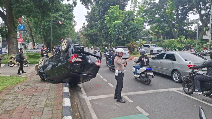 Mobil taksi online kecelakaan hingga terbalik di Jalan Pajajaran, Kota Bogor.