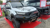 Meski jarang digunakan buat aktivitas overland atau semi off road, Castro cukup totalitas dalam memodifikasi mobil Terios tipe R STD bertransmisi manual ini. Ubahannya cukup banyak, dari kaki-kaki depan pakai punya CR-V, belakang pakai punya Fortuner (pernya). Sementara roda-rodanya pakai velg ring 16, ban pakai profil 245, ujar pria yang akrab disapa Are.Foto: Luthfi Anshori/detikOto