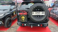Dengan perombakan besar di bagian kaki-kaki, mobil modifikasi bernama Kotot Kanang ini pun tampak jangkung. Are mengatakan, ground clearance mobil ini tambah sekitar 4 ruas jari orang dewasa. Tambahan modifikasi lainnya di mobil ini meliputi bumper besi yang disematkan di depan dan belakang. Khusus besi bumper belakang konsepnya menarik, karena sekaligus dibuat sebagai dudukan ban cadangan. Alhasil Terios ini pun seperti menggunakan ban cadangan yang menempel di pintu bagasi belakang. Foto: Luthfi Anshori/detikOto