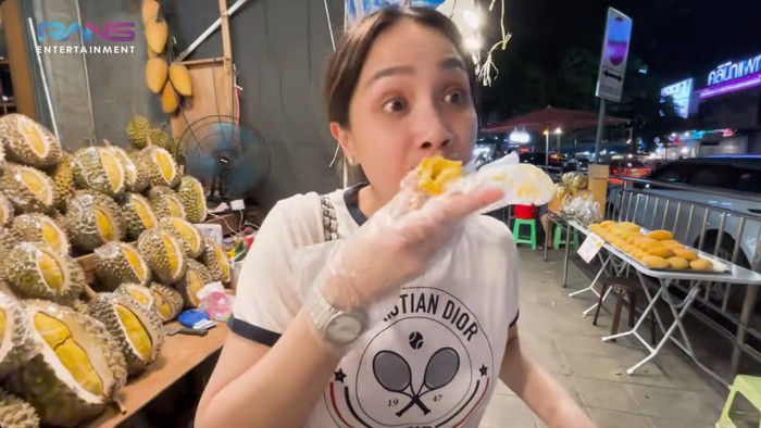 Nagita Slavina hunting durian di Bangkok