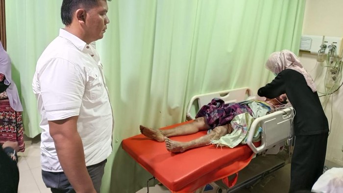 Nenek Kartini yang ditemukan tergeletak di hutan Lubuklinggau dibawa ke rumah sakit