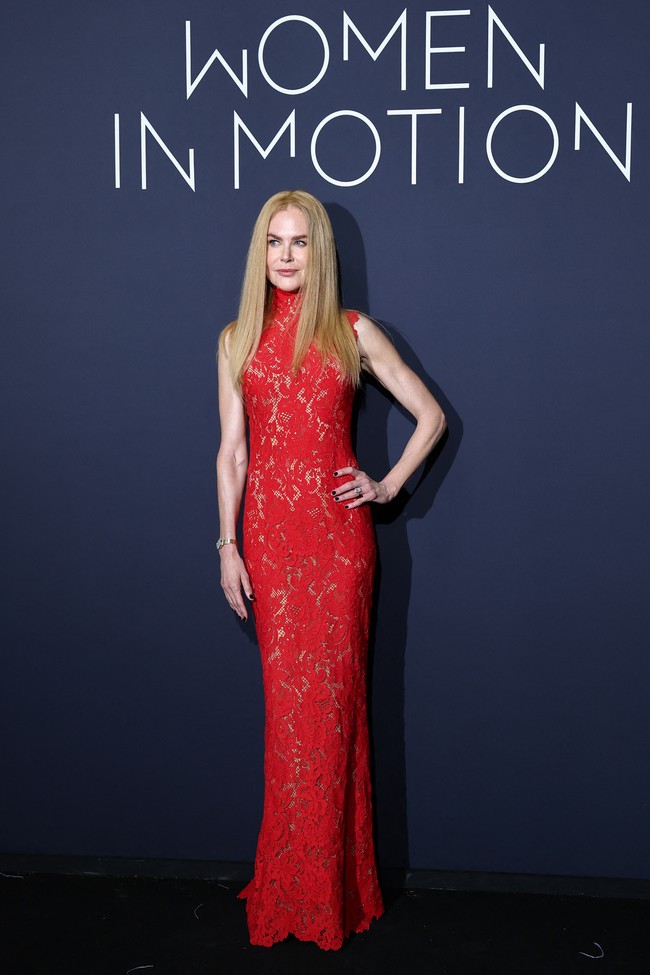 Dalam beberapa bulan terakhir, Kidman juga beberapa kali terlihat menggunakan rambut alaminya di berbagai kesempatan pribadi. Namun untuk acara red carpet, Nicole tampaknya lebih percaya dri menggunakan wig. Banyak penggemarnya berharap Nicole lebih sering menampilkan rambut natural curly-nya Foto: REUTERS/Stephane Mahe