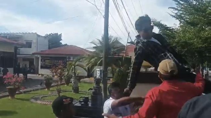 Orator demo di Polres Palopo didorong oknum polisi hingga terjatuh.