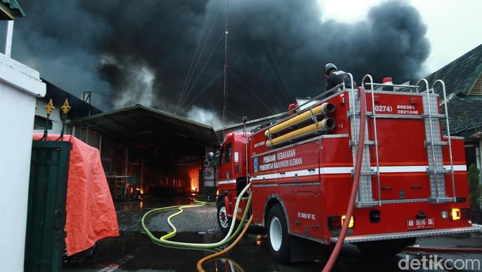 Pabrik garmen di Balong, Ngaglik, Sleman, terbakar dini hari tadi, Rabu (21/5/2025).