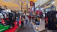 Salah satu sorotan utama adalah deretan produk forklift generasi terbaru yang mengusung teknologi ramah lingkungan dan efisiensi operasional tinggi, termasuk forklift listrik dan sistem kendali otomatis.