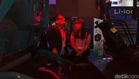 Sejumlah pengunjung tampak antusias menyaksikan pameran forklift dalam ajang Indonesia International Auto Parts, Accessories and Equipment Exhibition (INAPA) 2025 yang digelar di JIExpo Kemayoran, Jakarta Pusat, Rabu (21/5).