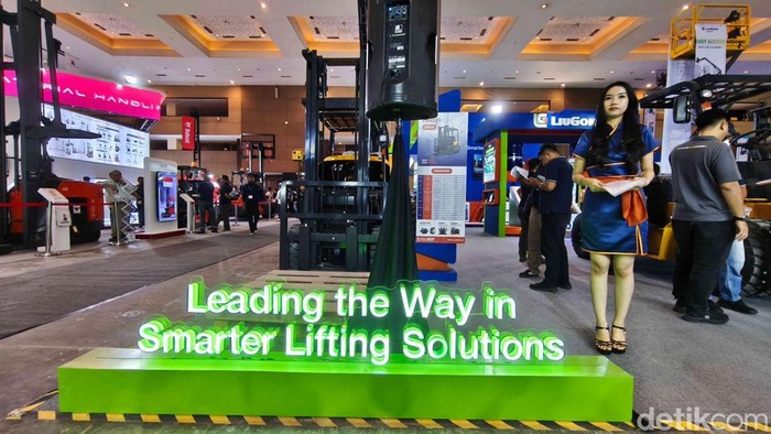 Sejumlah pengunjung tampak antusias menyaksikan pameran forklift dalam ajang Indonesia International Auto Parts, Accessories and Equipment Exhibition (INAPA) 2025 yang digelar di JIExpo Kemayoran, Jakarta Pusat, Rabu (21/5).