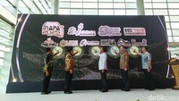Suasana opening ceremony pameran INAPA  di Jiexpo Kemayoran, Jakarta Pusat, Rabu (21/5/2025). Sektor otomotif dan sepeda motor Indonesia telah mengalami pertumbuhan yang signifikan, menjadikan negara ini sebagai pusat manufaktur utama di Asia Tenggara.