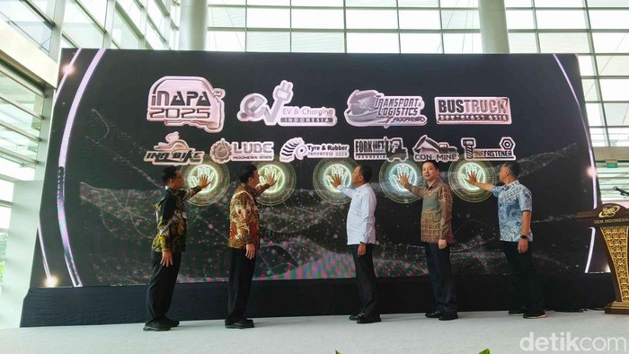 Pameran INAPA 2025 Soroti Transformasi Transportasi Nasional Suasana opening ceremony pameran INAPA di Jiexpo Kemayoran, Jakarta Pusat, Rabu (21/5/2025). Sektor otomotif dan sepeda motor Indonesia telah mengalami pertumbuhan yang signifikan, menjadikan negara ini sebagai pusat manufaktur utama di Asia Tenggara.