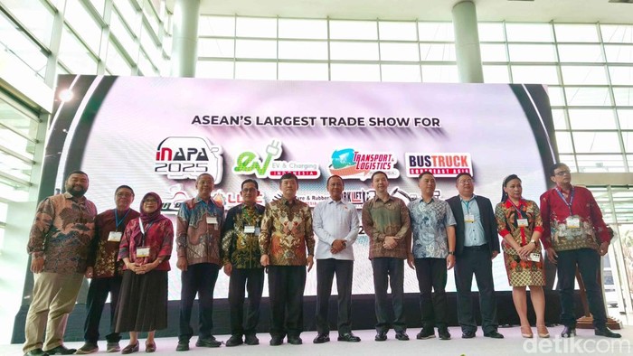 Pameran INAPA 2025 Soroti Transformasi Transportasi Nasional Suasana opening ceremony pameran INAPA di Jiexpo Kemayoran, Jakarta Pusat, Rabu (21/5/2025). Sektor otomotif dan sepeda motor Indonesia telah mengalami pertumbuhan yang signifikan, menjadikan negara ini sebagai pusat manufaktur utama di Asia Tenggara.