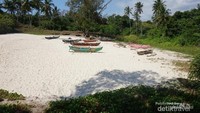 Perahu di pesisir Pantai Mandorak yang juga menggambarkan pekerjaan masyarakat sekitar. Jika traveler ingin mencoba naik perahu ini, sebaiknya cari info dan tanyakan lebih dulu pada pengelola. Sayangnya, belakangan justru muncul kabar adanya pemalakan di pantai itu. (Titry Frilyani/dTraveler)