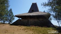 Rumah tradisional warga Pantai Mandorak yang menggambarkan kehidupan sosial warga yang tinggal di sekitar destinasi wisata. (Titry Frilyani/dTraveler)