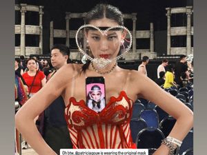 Gaya Patricia Gouw Nonton Konser Lady Gaga, Totalitas Pakai Face Shield Mewah