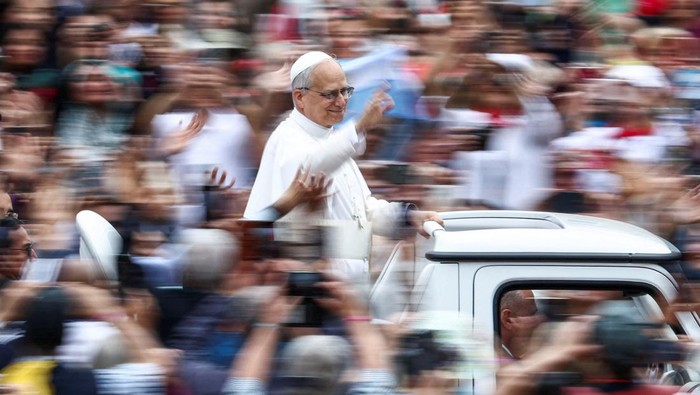 Paus Leo XIV Gelar Audiensi Umum Pertama di Vatikan Paus Leo XIV menyapa ribuan umat dalam audiensi umum perdananya di Lapangan Santo Petrus, Vatikan. Begini potretnya.